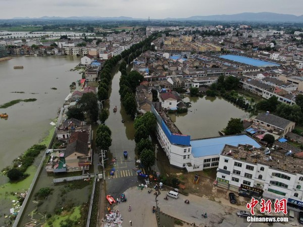 ▲▼安徽省巢湖市柘皋鎮柘皋河23日水位暴漲，淹沒主城區7條街道。（圖／翻攝中新網）