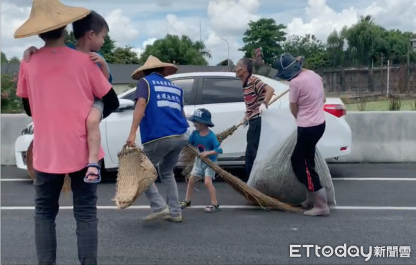 ▲雲林縣水環境巡守隊、環保志工及鄰近社區居民一同清掃及維護新通車的雲禾大橋周邊整潔，上百人參與。（圖／記者蔡佩旻攝）