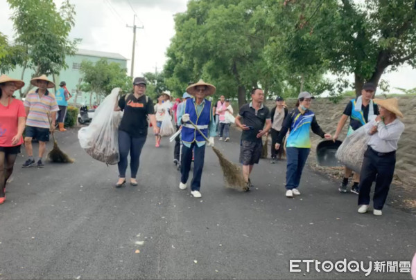 ▲雲林縣水環境巡守隊、環保志工及鄰近社區居民一同清掃及維護新通車的雲禾大橋周邊整潔，上百人參與。（圖／記者蔡佩旻攝）