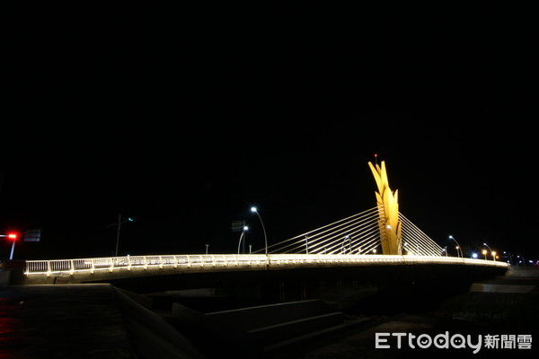 ▲雲林縣水環境巡守隊、環保志工及鄰近社區居民一同清掃及維護新通車的雲禾大橋周邊整潔，上百人參與。（圖／記者蔡佩旻攝）
