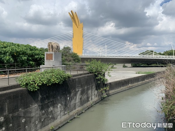 ▲雲林縣水環境巡守隊、環保志工及鄰近社區居民一同清掃及維護新通車的雲禾大橋周邊整潔，上百人參與。（圖／記者蔡佩旻攝）