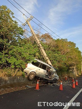 ▲彰化廂型車自撞...他慘遭煞車踏板「插穿小腿」爆血命危！車體全撞爛搶救中。（圖／記者李忠憲翻攝）