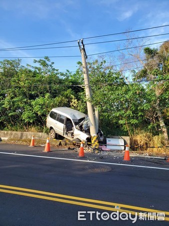 ▲彰化廂型車自撞...他慘遭煞車踏板「插穿小腿」爆血命危！車體全撞爛搶救中。（圖／記者李忠憲翻攝）