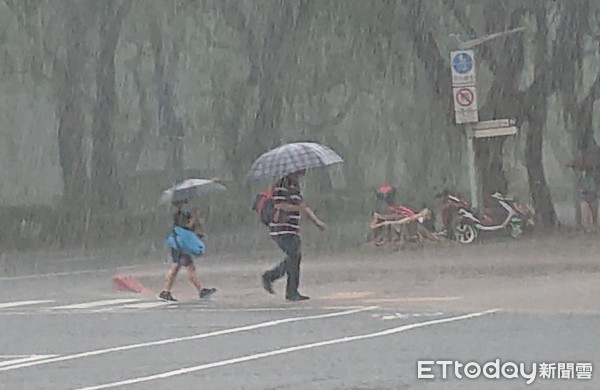 ▲台北市午後大雷雨。（圖／記者屠惠剛攝）