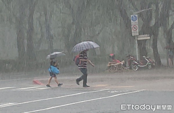 ▲▼北市午後大雷雨。（圖／記者屠惠剛攝）