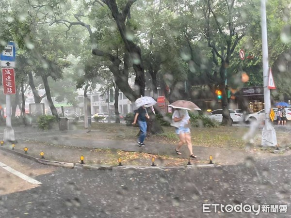 ▲▼台北市信義區狂風暴雨像是颱風天一樣。（圖／記者黃心瑀攝）