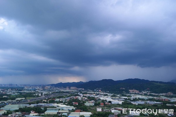 ▲▼0726午後對流旺盛，雨瀑狂炸大安和信義2區。（圖／記者呂佳賢攝）