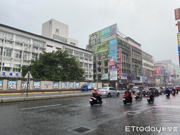 ▲▼新北地區熱對流旺盛下起暴雨。（圖／記者陳以昇攝）