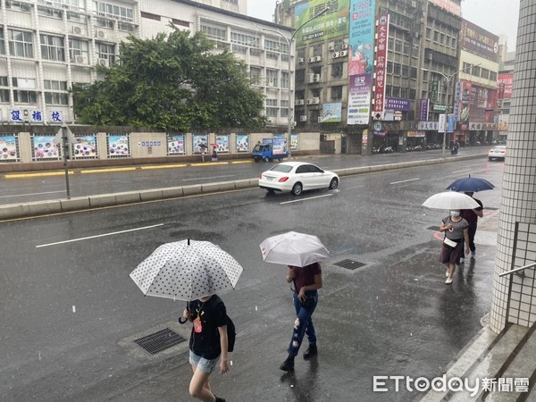 ▲▼新北地區熱對流旺盛下起暴雨。（圖／記者陳以昇攝）