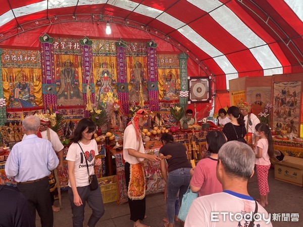 ▲虎爺聖誕，台南市祀典興濟宮舉辦祈安清醮，廟埕有造橋過限改運科儀，「乞虎祈福」迷你虎爺擲筊杯結緣活動，百餘位民眾到場參與，場面相當熱烈。（圖／記者林悅攝，下同）