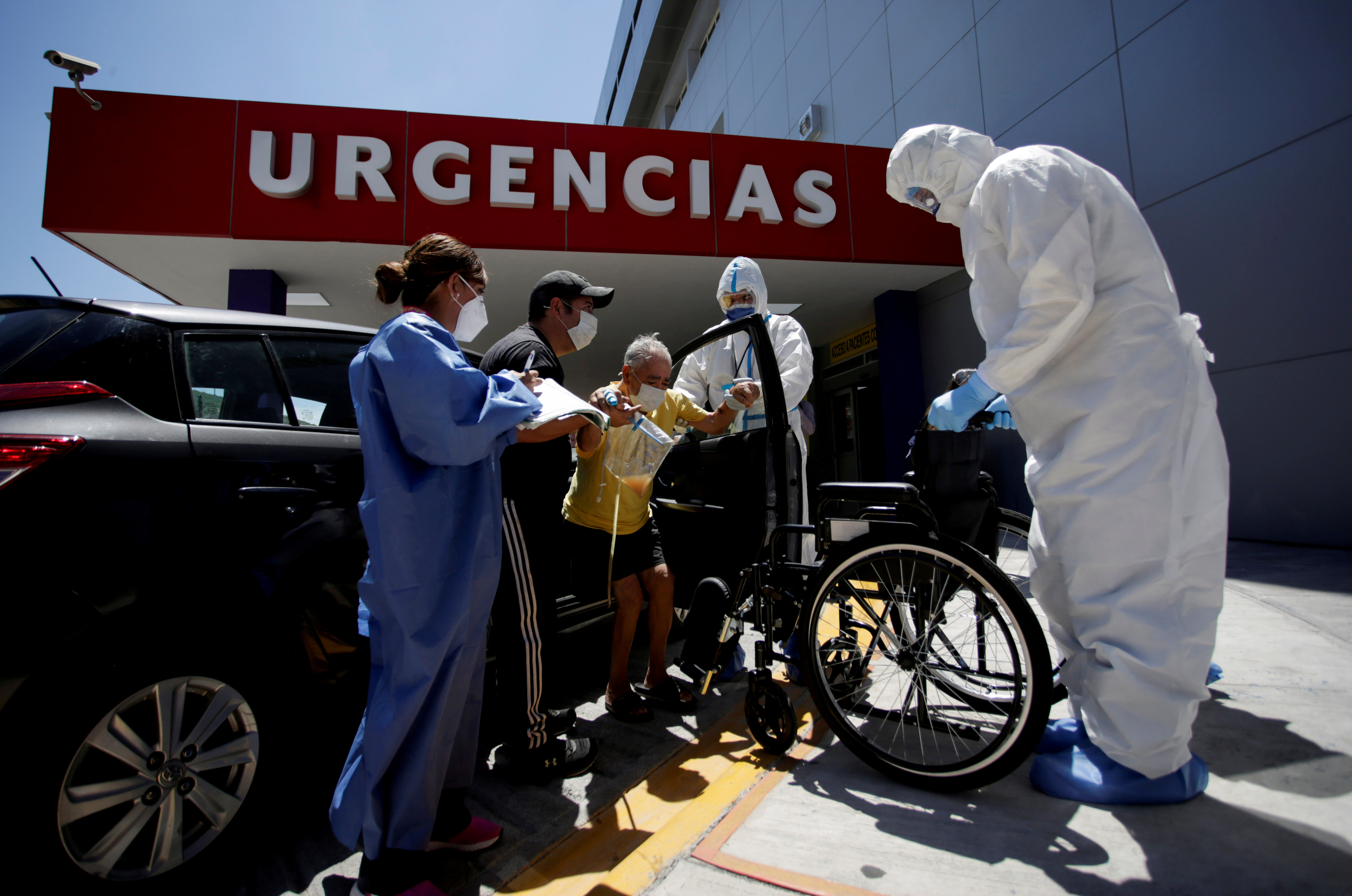 ▲▼墨西哥當地醫院接受疑似2019新型冠狀病毒老年病患。（圖／路透）