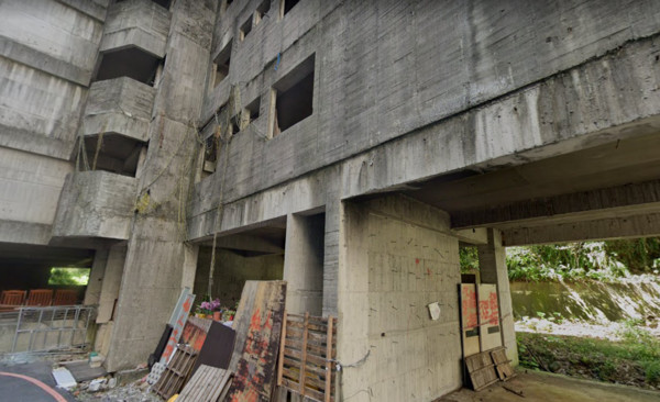 ▲▼新莊池塘鬼屋廢棄20年。（圖／翻攝谷歌地圖街景照）