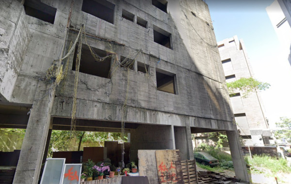 ▲▼新莊池塘鬼屋廢棄20年。（圖／翻攝谷歌地圖街景照）