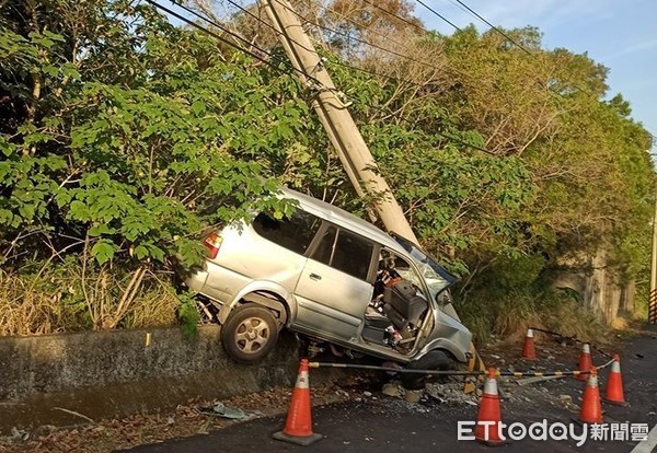 ▲彰化廂型車自撞...他慘遭煞車踏板「插穿小腿」爆血命危！車體全撞爛搶救中。（圖／記者李忠憲翻攝）