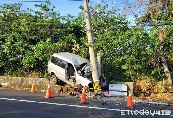 ▲彰化廂型車自撞...他慘遭煞車踏板「插穿小腿」爆血命危！車體全撞爛搶救中。（圖／記者李忠憲翻攝）