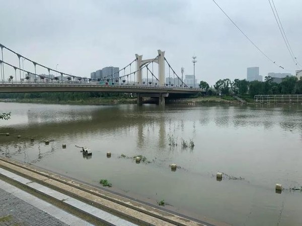 ▲秦淮河水位上漲，已淹沒步道。（圖／翻攝自中國之聲）