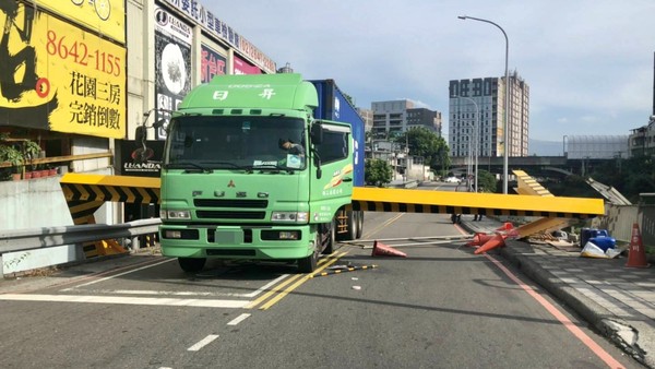 ▲▼汐止新台五路聯結車撞限高架。（圖／翻攝畫面）