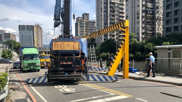 ▲▼汐止新台五路聯結車撞限高架。（圖／翻攝畫面）