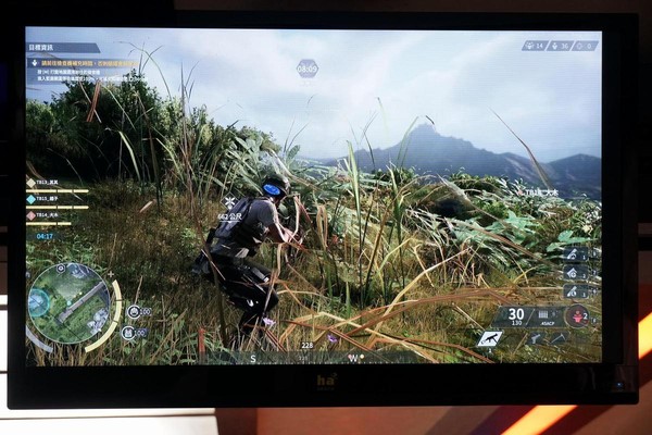 現場透過大螢幕展示遊戲畫面，遊戲中的地景、植披有濃濃的台灣特色。