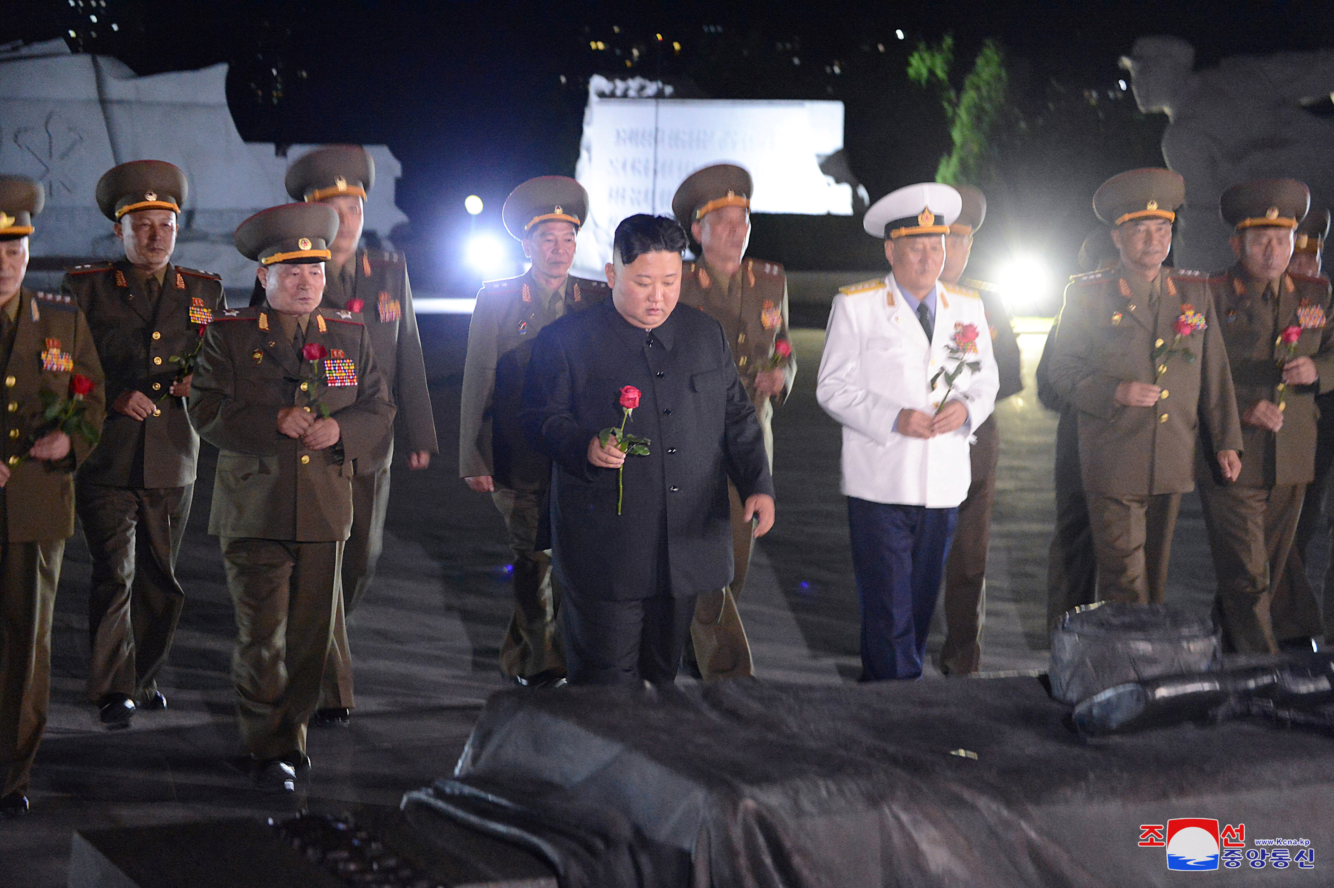 ▲▼北韓最高領導人金正恩參拜韓戰烈士墳墓。（圖／路透社）