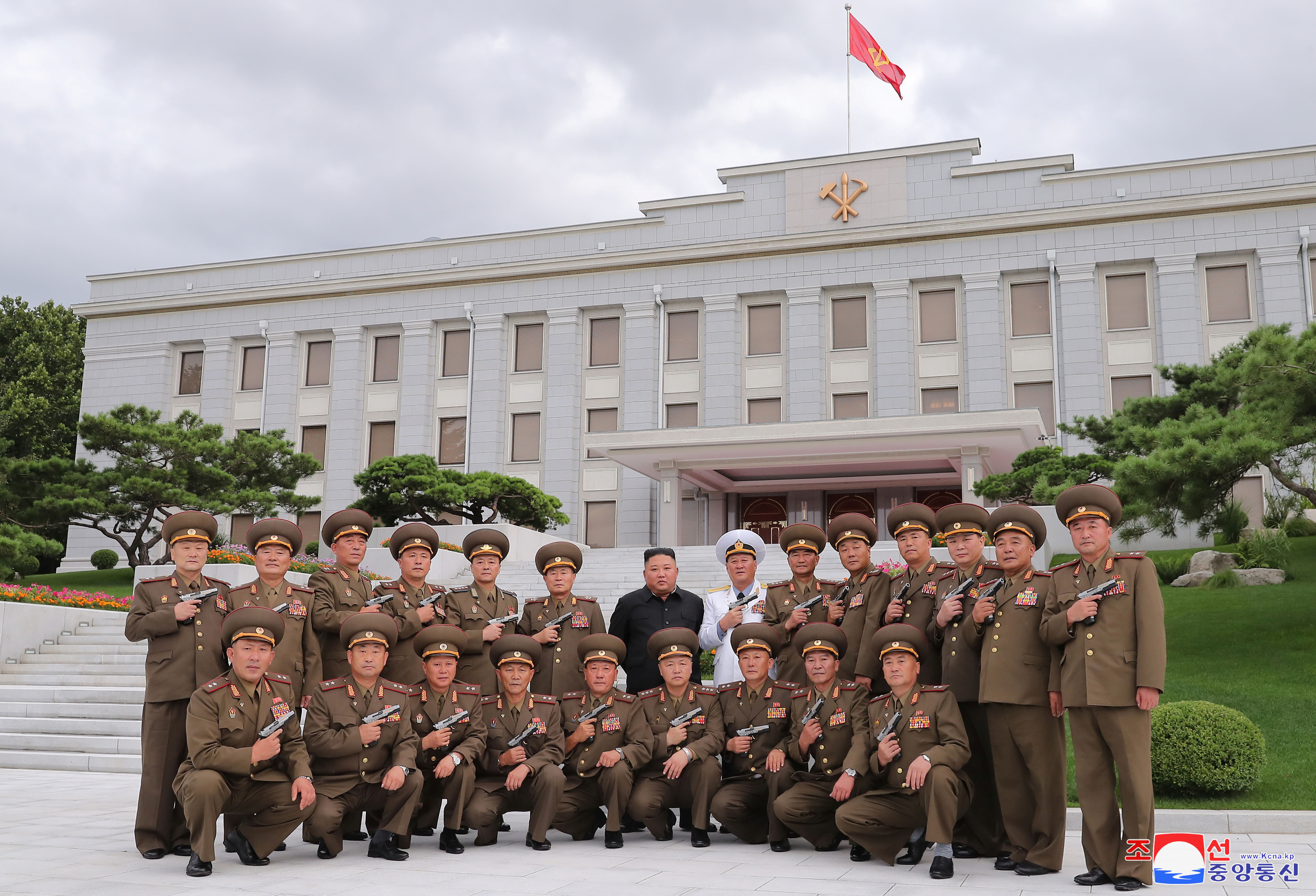 ▲▼北韓最高領導人金正恩授與各軍官新研發的「白頭山紀念手槍」。（圖／路透社）
