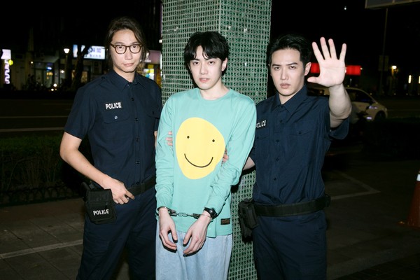 ▲李友廷在MV中被飾演警察的熊仔（右）、方Ｑ（左）上銬。（圖／華研國際提供）