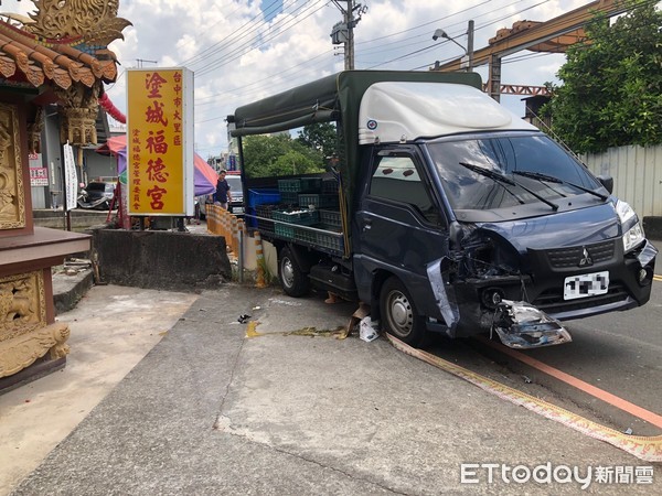 ▲▼小貨車恍神衝撞路邊汽車波及香腸嬤，造成老婦受傷。（圖／民眾提供）