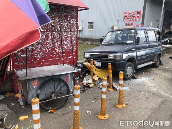 ▲▼小貨車恍神衝撞路邊汽車波及香腸嬤，造成老婦受傷。（圖／民眾提供）