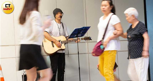 5年前漂洋過海來到台北的林口幸郎，目前在街頭賣藝，生活過得相當自在。（圖／黃耀徵攝）