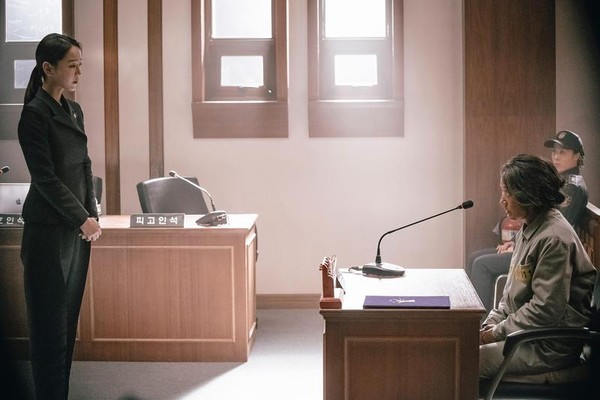 失智母親被控下毒殺人，已斷絕關係的律師女兒從首爾回來為母爭取清白，渲染溫情張力十足。（索尼提供）
