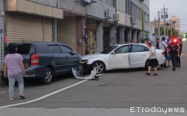 ▲余姓業務員疑似疲勞駕駛加上車速過快，失控撞上停在路邊的轎車；還怪對方是路邊逆向停車惹的禍             。（圖／記者黃孟珍攝）