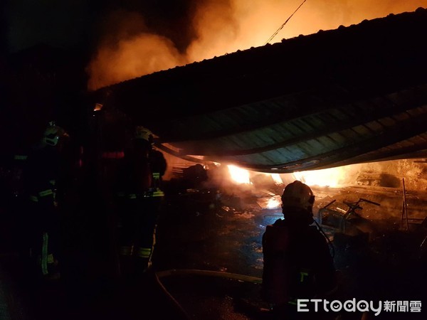 ▲▼新店深夜大火，一樓磚造建物全面燃燒。（圖／記者游宗樺攝）