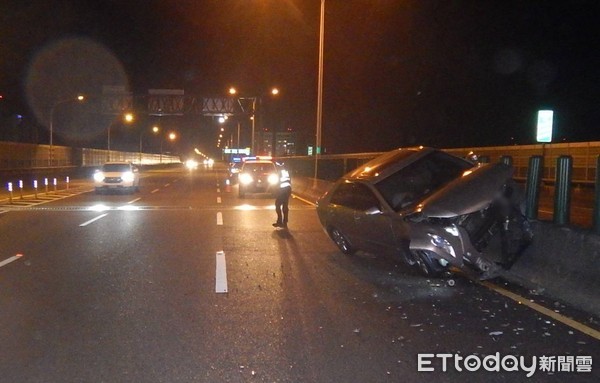 ▲▼台中中彰快速道路酒駕男深夜自撞。（圖／記者鄧木卿翻攝）