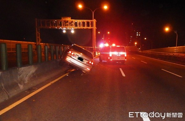 ▲▼台中中彰快速道路酒駕男深夜自撞。（圖／記者鄧木卿翻攝）