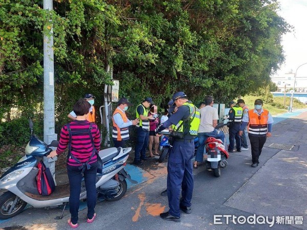 ▲屏東縣東港警分局會同監理站在小琉球取締交通違規，籲民眾遵守交通規則，以免被罰             。（圖／記者陳崑福翻攝）