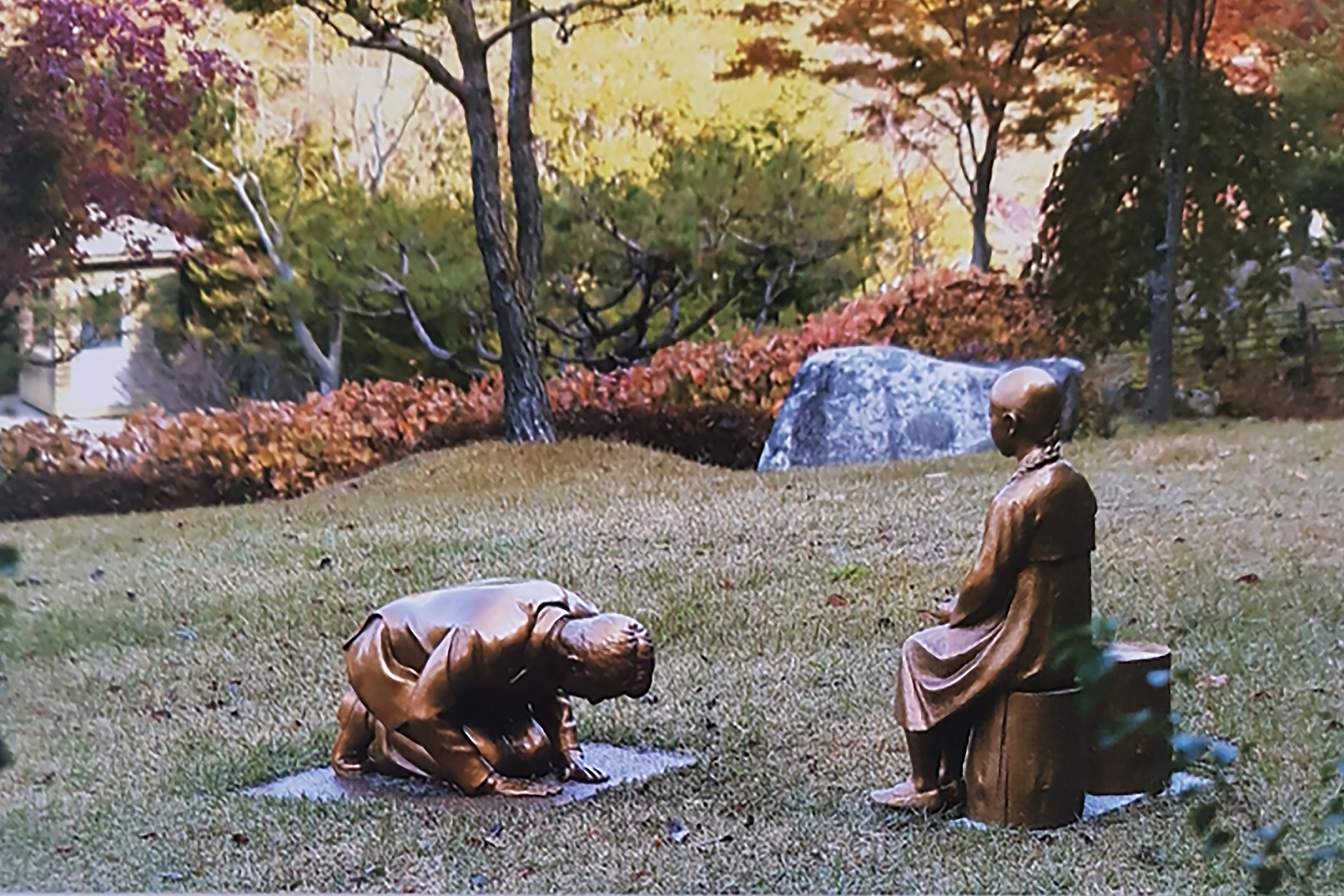 ▲▼ 韓國再生植物園內安倍向慰安婦下跪的銅像「永遠的贖罪」  。（圖／達志影像／美聯社）
