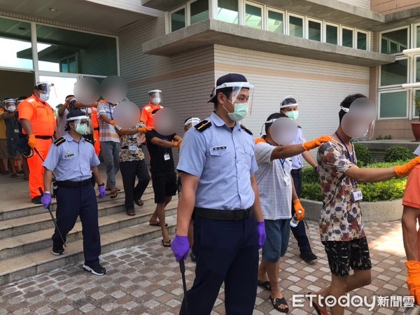 ▲大陸漁船越界到東沙島環礁捕捉海鰻，海巡特勤隊員攻堅扣船並強制非法漁獲海拋。（圖／記者張君豪翻攝）