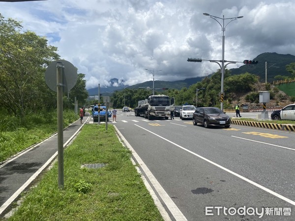 ▲▼聯結車連續追撞計程車及小貨車，造成北上車道受阻。（圖／鳯林分局提供，下同