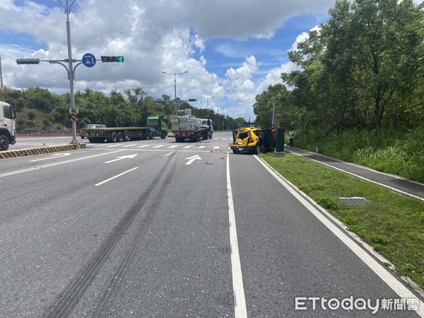 ▲▼聯結車連續追撞計程車及小貨車，造成北上車道受阻。（圖／鳯林分局提供，下同