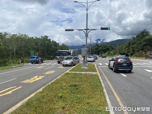 ▲▼聯結車連續追撞計程車及小貨車，造成北上車道受阻。（圖／鳯林分局提供，下同