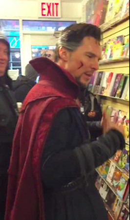 ▲▼「奇異博士」班奈狄克康柏拜區（Benedict Cumberbatch）突襲紐約曼哈頓的漫畫店。（圖／翻攝自史考特德瑞克森推特）