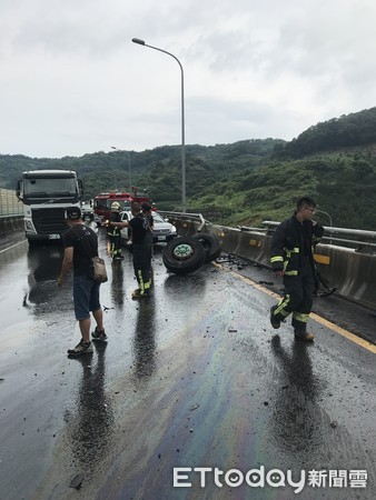 ▲▼台64聯結車疑天雨路滑衝上路旁護欄，駕駛受困，警消救出幸無受傷             。（圖／記者陳以昇翻攝）