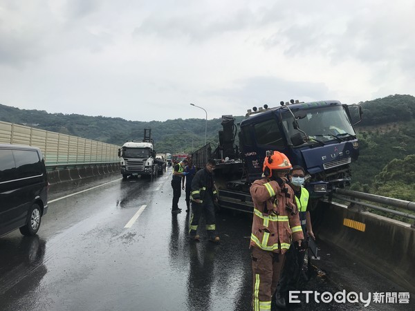 ▲▼台64聯結車疑天雨路滑衝上路旁護欄，駕駛受困，警消救出幸無受傷             。（圖／記者陳以昇翻攝）