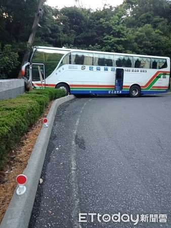 ▲▼家族包車參拜靈骨塔　遊覽車「失控撞山壁」9人送醫。（圖／記者陳以昇攝）