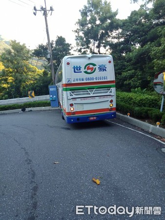 ▲▼家族包車參拜靈骨塔　遊覽車「失控撞山壁」9人送醫。（圖／記者陳以昇攝）