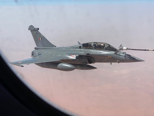 ▲▼印度飆風（Rafale）戰機在法國空軍協助下進行空中加油。（圖／取自Indian Air Force Twitter）