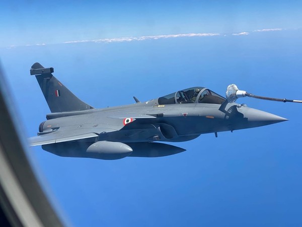 ▲▼印度飆風（Rafale）戰機在法國空軍協助下進行空中加油。（圖／取自Indian Air Force Twitter）