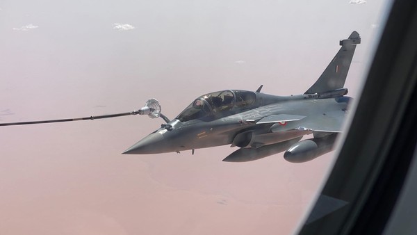 ▲▼印度飆風（Rafale）戰機在法國空軍協助下進行空中加油。（圖／取自Indian Air Force Twitter）
