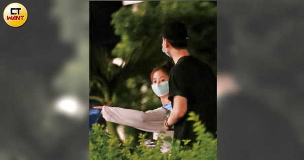 ▲直擊郭書瑤嗑宵夜　潮男作陪手機桌布藏肌肌（圖／周刊王）