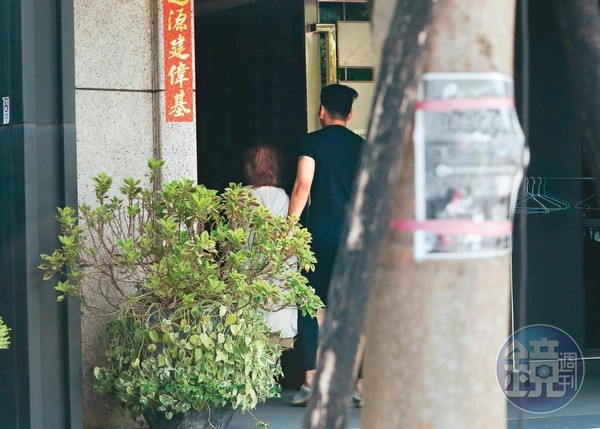 14：02熊熊（左）與鄭旭哲（右）出現在台北市內湖五期重劃區一處社區大樓，看起來熟門熟路。
